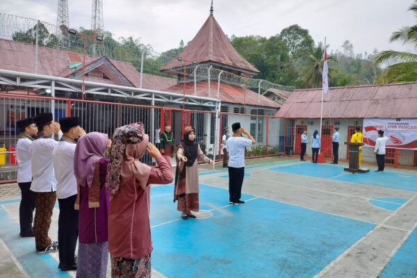 Peringati Hari Lahir Pancasila Tahun 2023, Pegawai Lapas Suliki Gelar Upacara Harlah Gunakan Baju Adat